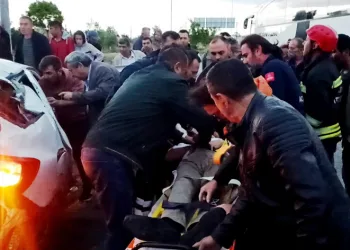 İki otomobil çarpıştı: 7 yaralı