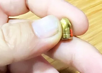 Yorgun mermi bahçedeki masaya düştü