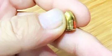 Yorgun mermi bahçedeki masaya düştü