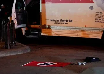 Kamyondan Nazi bayrağı çıktı