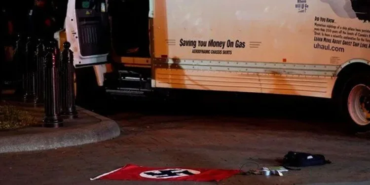 Kamyondan Nazi bayrağı çıktı