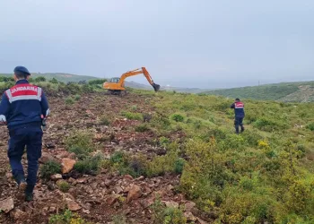 Hazineye ait araziyi kazarken yakalandılar