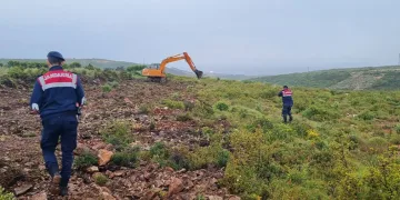 Hazineye ait araziyi kazarken yakalandılar
