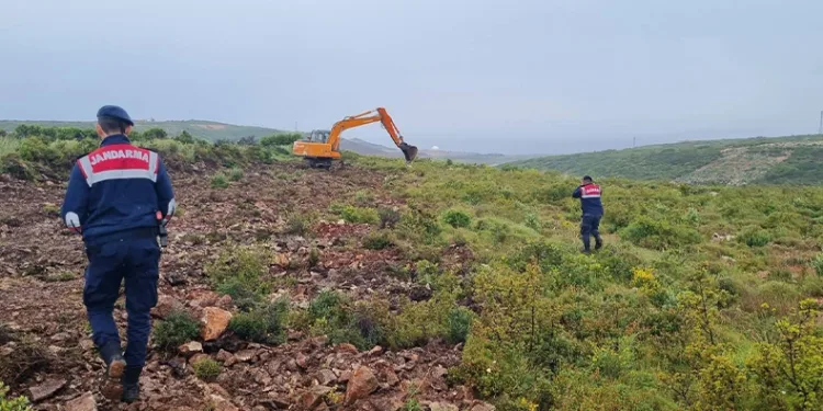 Hazineye ait araziyi kazarken yakalandılar