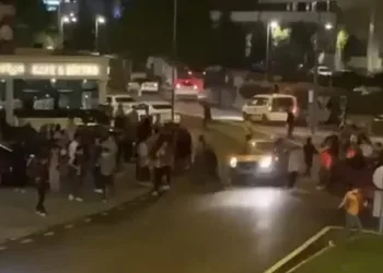 Şampiyonluk kutlayanların üzerine aracını sürdü