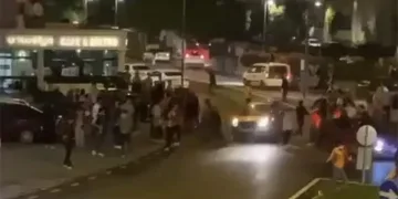 Şampiyonluk kutlayanların üzerine aracını sürdü