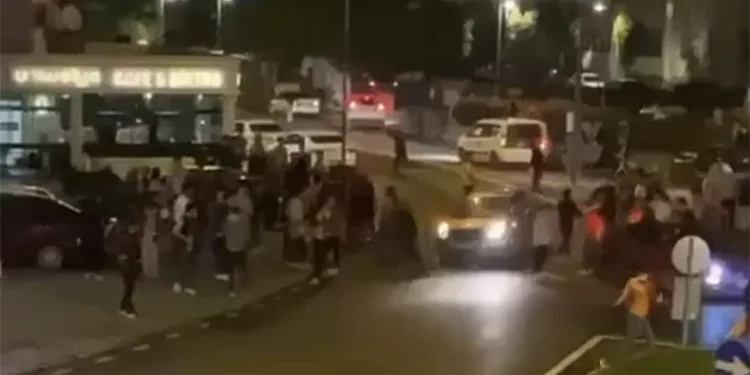 Şampiyonluk kutlayanların üzerine aracını sürdü