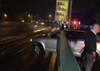Bariyerlere saplandı, 5 metre yükseklikte asılı kaldı