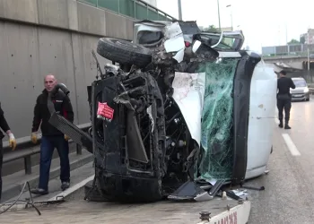 Kontrolden çıkan ticari minibüs devrildi