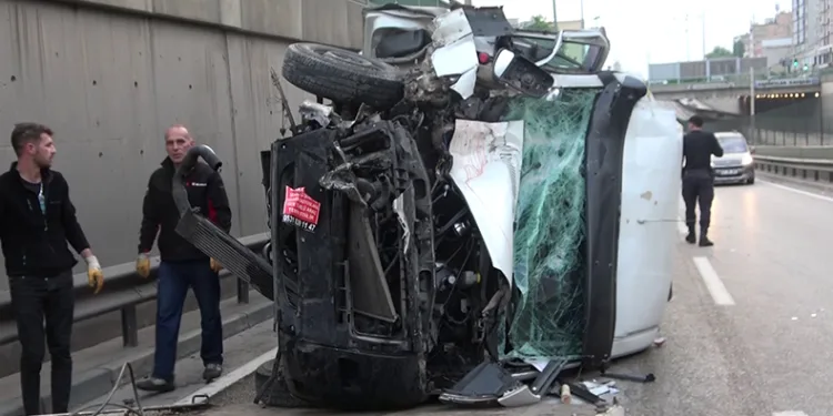 Kontrolden çıkan ticari minibüs devrildi