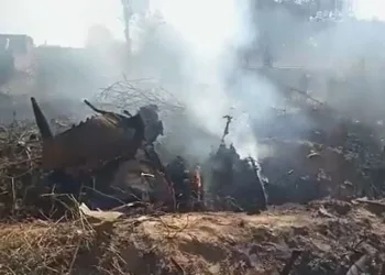 Savaş uçağı evin üzerine düştü