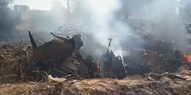 Savaş uçağı evin üzerine düştü