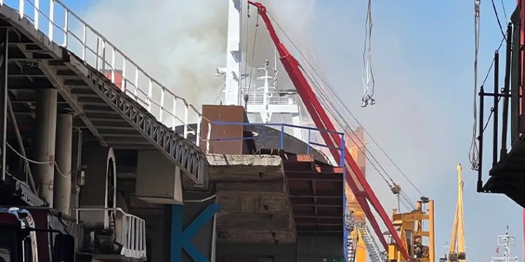 Tuzla’da kuru yük gemisinde yangın