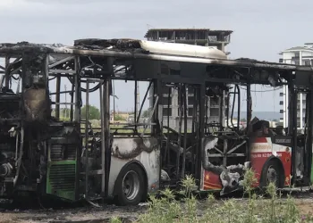 Seyir halindeki belediye otobüsü yandı