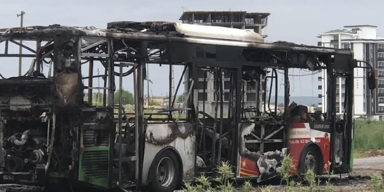 Seyir halindeki belediye otobüsü yandı
