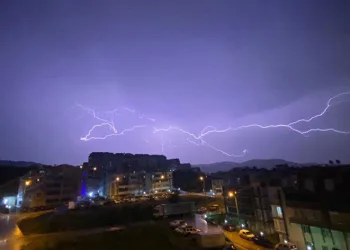 Bursa’da şimşekler geceyi aydınlattı
