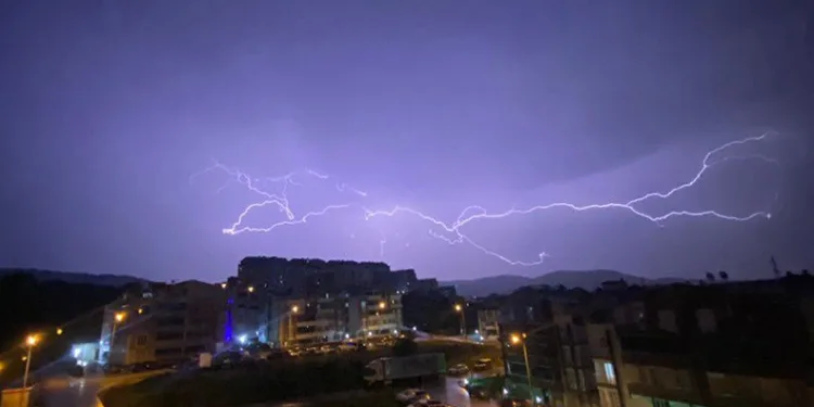 Bursa’da şimşekler geceyi aydınlattı