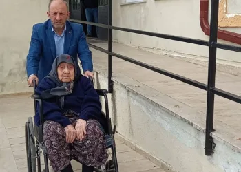 “Asırlık çınar” sandık başına gitti