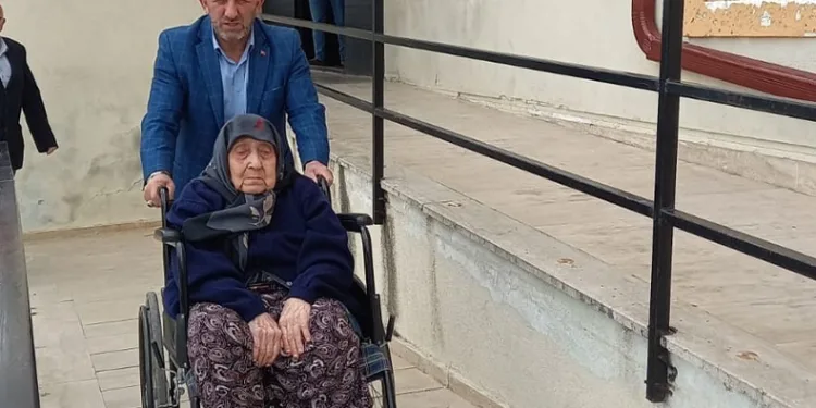 “Asırlık çınar” sandık başına gitti