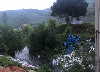Kontrolden çıkan tır dere yatağına düştü