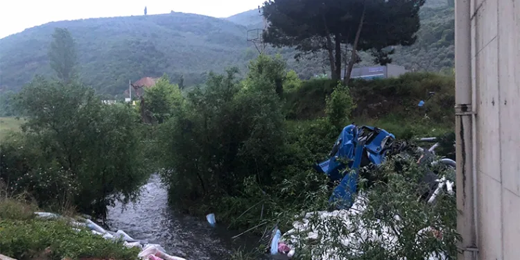 Kontrolden çıkan tır dere yatağına düştü