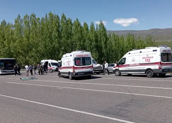 Halk otobüsü ile minibüs çarpıştı: 14 yaralı