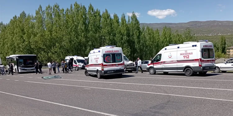 Halk otobüsü ile minibüs çarpıştı: 14 yaralı