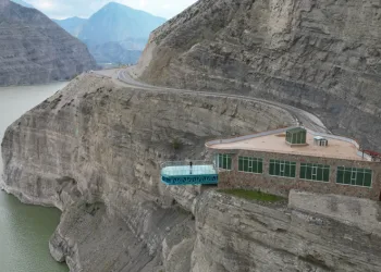 Göl tabanlı en uzun ve en geniş cam terası