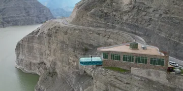 Göl tabanlı en uzun ve en geniş cam terası