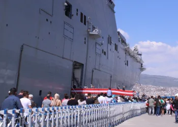 İzmir’de TCG Anadolu kuyruğu