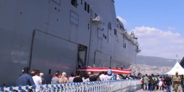 İzmir’de TCG Anadolu kuyruğu