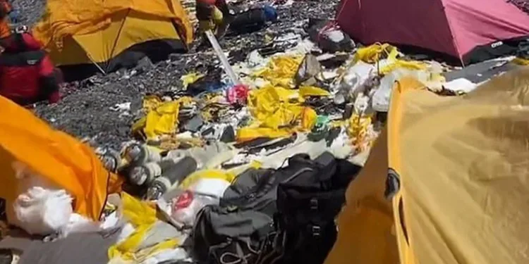 Himalayalar çöp yığınına dönüştü