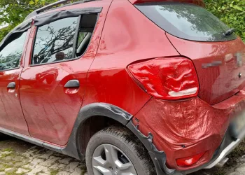 Yangın kapıdaki aracı eritti
