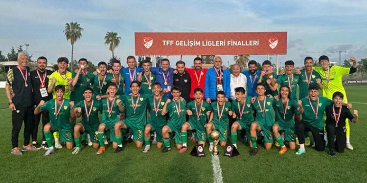Bursaspor U15 takımı Türkiye şampiyonu oldu