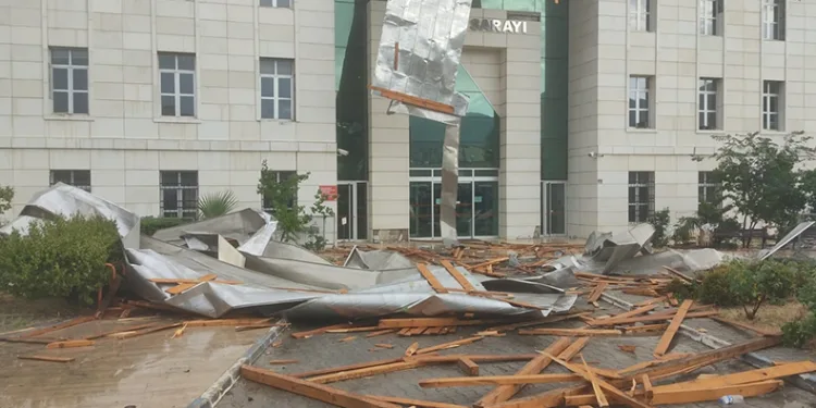 Kırıkhan’da fırtına ve şiddetli yağış