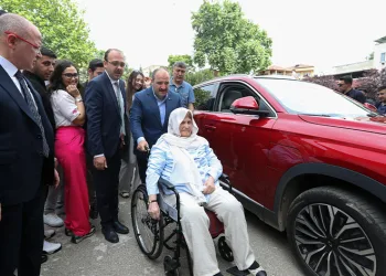 Varank, oy kullanamayan yaşlı kadını sandığa götürdü