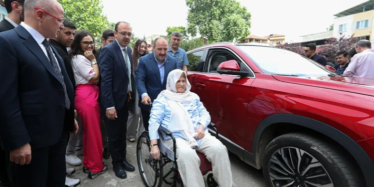 Varank, oy kullanamayan yaşlı kadını sandığa götürdü