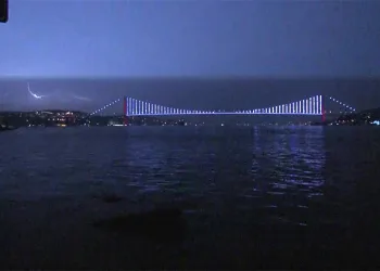 İstanbul’da şimşekler geceyi aydınlattı