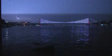 İstanbul’da şimşekler geceyi aydınlattı