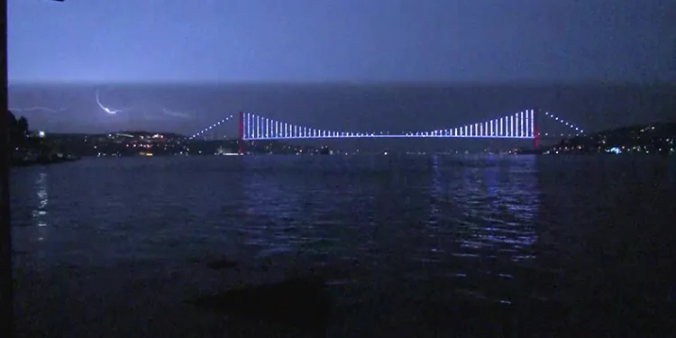 İstanbul’da şimşekler geceyi aydınlattı