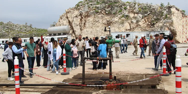 Öğrenciler Gabar Dağı’nda petrol çıkartma yaptı