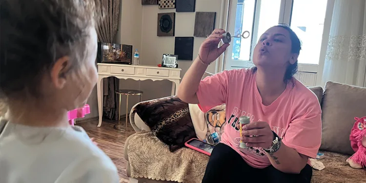 Annesiyle birlikte ev hapsi yaşıyor