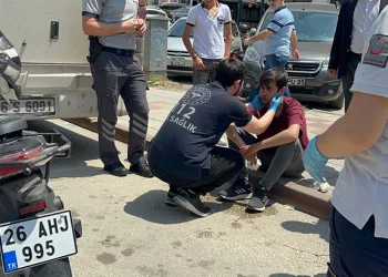 Motosikletini teslim aldı, park halindeki otobüse çarptı