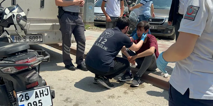Motosikletini teslim aldı, park halindeki otobüse çarptı