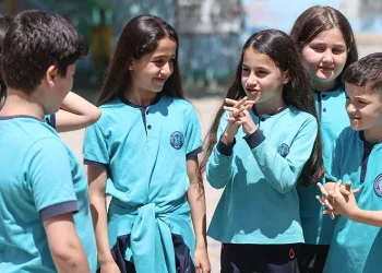 Arkadaşları için işaret dili öğrendiler