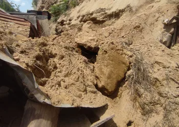 Heyelan komşulara korkulu dolu anlar yaşattı