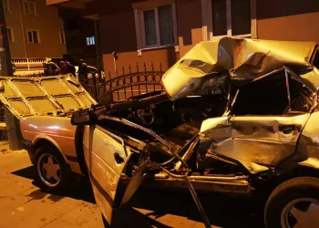 Direksiyon hakimiyetini kaybeden sürücü duvara çarptı