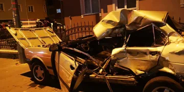 Direksiyon hakimiyetini kaybeden sürücü duvara çarptı