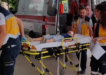 Bursa’da karşıya geçmek isterken otomobilin altında kaldı