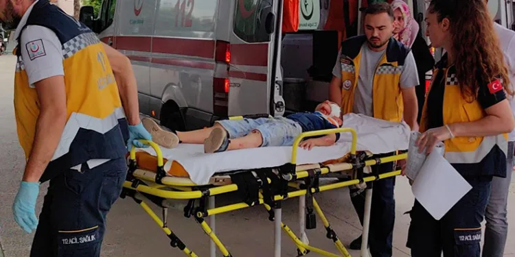 Bursa’da karşıya geçmek isterken otomobilin altında kaldı